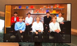 Les membres du groupe Kpop BTS apparaissent via une liaison vidéo lors d'une conférence de presse en janvier 2020.