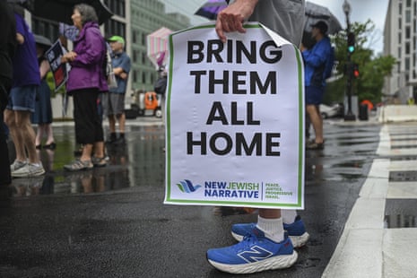 Protesters gather in Washington DC, the capital of the United States, to call for an end to the war in Gaza during a meeting between Israeli Prime Minister Benjamin Netanyahu and US President Donald Trump. The father Yehuda Cohen (seen) of an Israeli soldier held hostage in Gaza, joined a group of protesters outside the White House Monday to plead for an end to the war in Gaza, the release of hostages, and humanitarian aid access to the besieged enclave on July 7, 2025 in Washington DC. (Photo by Celal Gunes/Anadolu via Getty Images)