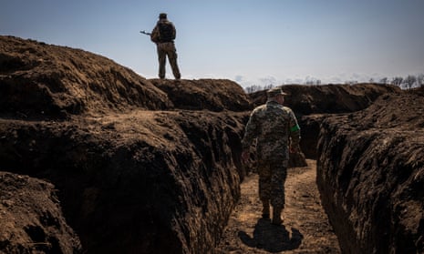 Ukrainian soldiers in new trenches south of Zaporizhzhia