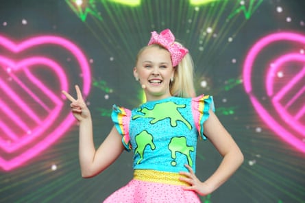 JoJo Siwa on stage at Nickelodeon SlimeFest in Chicago, June 2018.