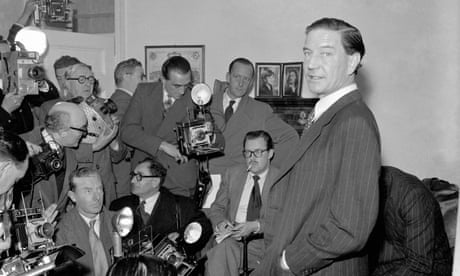 L’ancien diplomate britannique Kim Philby lors d’une conférence de presse chez ses parents à Londres en novembre 1955. 