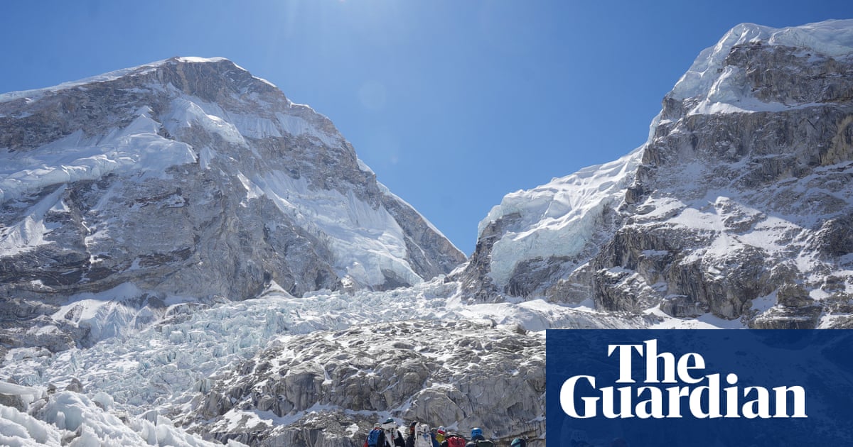 Ice block stalls hundreds of Everest climbers at base camp