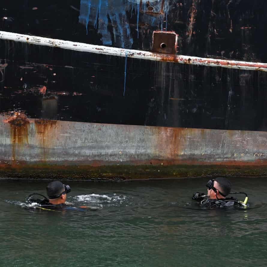 Divers from the Task Force against Drug Trafficking