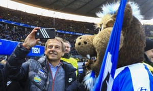 Jürgen Klinsmann disfruta de la atmósfera en su debut gerencial para Hertha en noviembre.