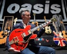 Chitarra storica degli Oasis all'asta: la Gibson ES-355 rossa distrutta da Liam Gallagher nel 2009