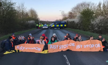 Activistas de Just Stop Oil durante uno de sus bloqueos en Kingsbury a primera hora del viernes 1 de abril de 2022
