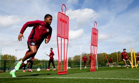 Leon Bailey sprints past a mannequin in training.