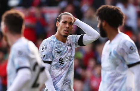 Liverpools Virgil van Dijk reagerer etter å ha gått nære.