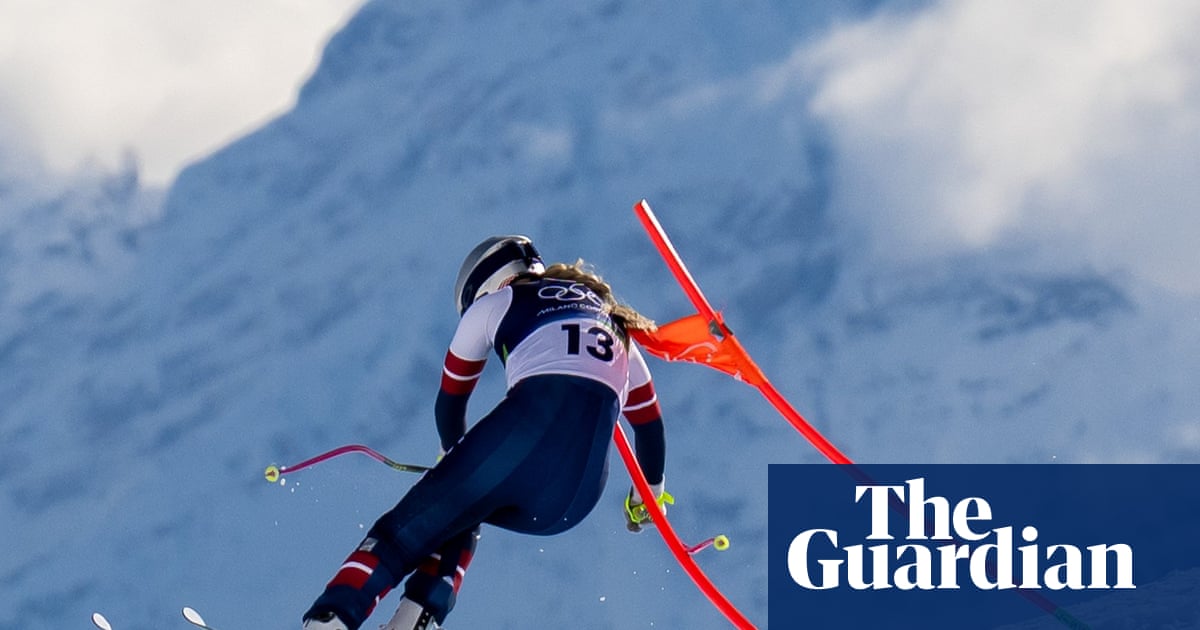 ‘She’s a grown woman’: skiers defend Lindsey Vonn’s decision to race despite crash