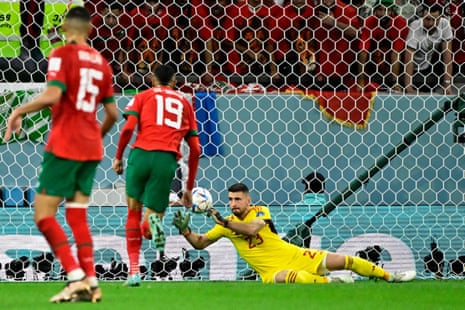 Unai Simon eventually gathers the ball in the Spain goal.