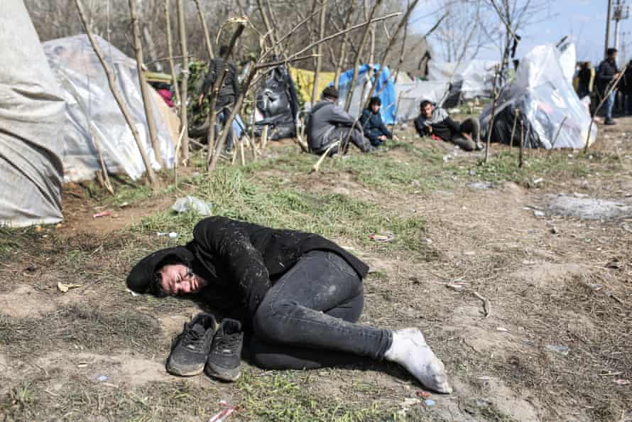 Asylum seekers wait to enter Greece at Pazarkule