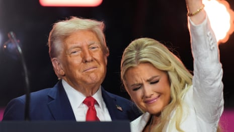 Le mémorial de Charlie Kirk allie renouveau religieux et rassemblement politique – vidéo