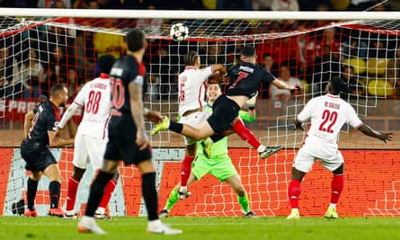 Zeki Amdouni heads home Benfica’s third goal against Benfica.