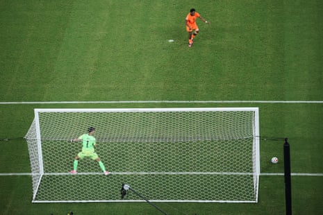 Quinten Timber puts his penalty wide of the post.