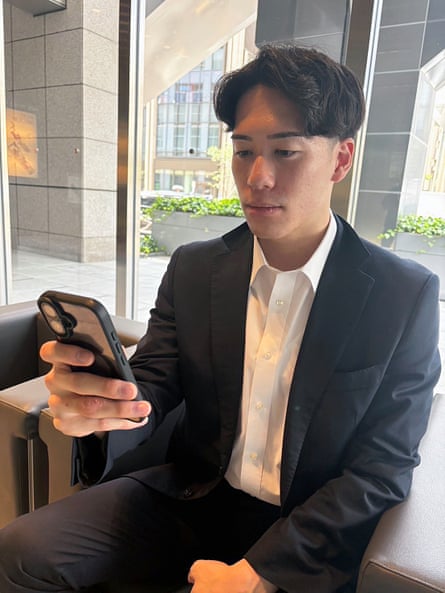 Shoki Moriyama holding his smartphone