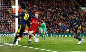 Mesut Özil flicks the ball back to Ainsley Maitland-Niles to give Arsenal a 4-2 lead.