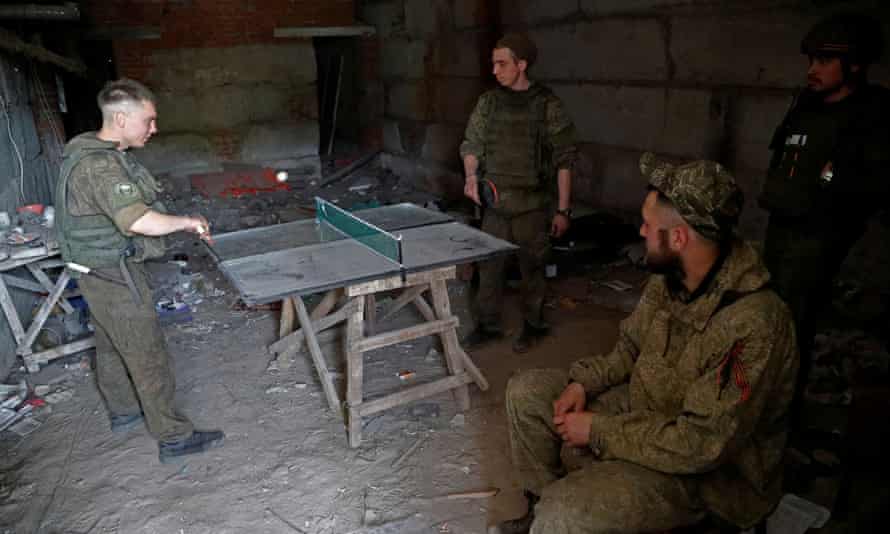 Las fuerzas prorrusas juegan tenis de mesa en Bubasnin, región de Luhansk, el mes pasado.