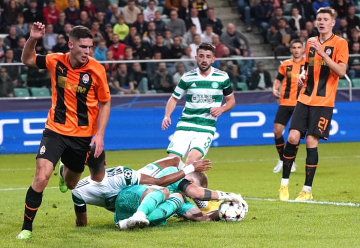 Shakhtar Donetsk 1-1 Celtic: Champions League – live reaction | Champions League 3 Celtic's goalkeeper Joe Hart grabs the ball.
