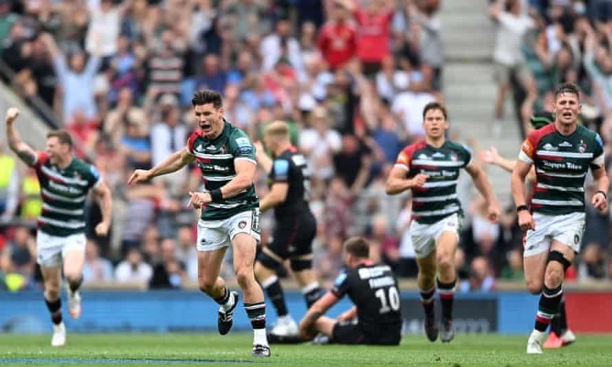 Freddie Burns (deuxième à gauche) célèbre après avoir vu son drop goal gagner passer.