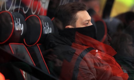 Mesut Özil on Arsenal’s bench at Bournemouth last Sunday. Whether he warms it again for the north London derby this Sunday is a pressing question for Unai Emery. 
