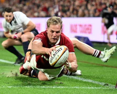 Duhan van der Merwe reaches to touch down
