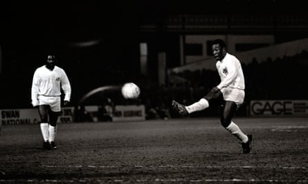 Sport, Football, 12th March, 1973, Pele kicks off at the start of his Brazilian club Santos, friendly against Fulham at Craven Cottage (Photo by Popperfoto/Getty Images)