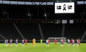 The players observe a minute’s silence to commemorate the victims of the coronavirus pandemic.