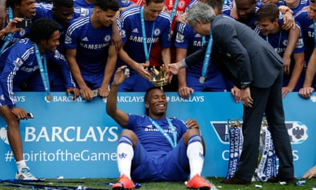 Didier Drogba gets the crown off the Premier League trophy placed on his head by José Mourinho after the presentation in 2015.