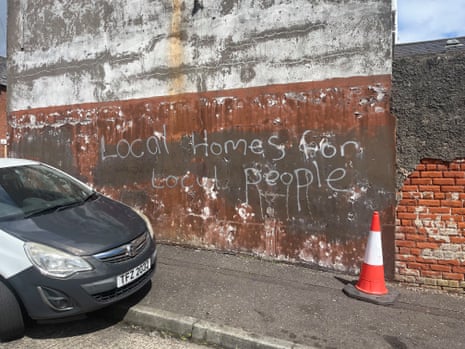 Graffiti κατά των ξένων σε έναν δρόμο του Μπέλφαστ.