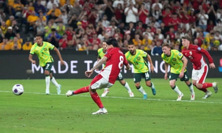 Kevin Diks misses from the penalty spot.