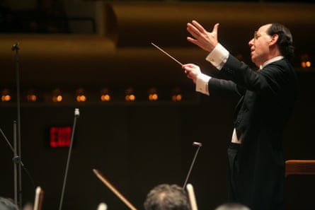 Gilbert Kaplan conducting the New York Philharmonic in Mahler’s Resurrection symphony at Avery Fisher Hall in 2008.