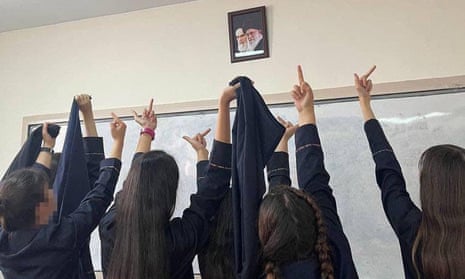 Schoolgirls in Iran make their feelings about the regime known