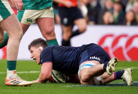Rory Darge score a try for Scotland.