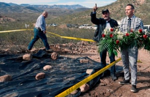 Adrian LeBarón, centro, Julián LeBarón, izquierda, y Bryan LeBarón, derecha, respectivamente padre y primos de Rhonita Miller, uno de los nueve mormones asesinados en una emboscada en noviembre pasado, en el lugar del ataque en Galeana, estado de Chihuahua, México, el 12 de enero