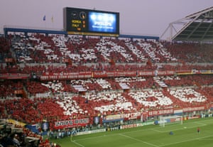 Los fanáticos surcoreanos tienen tarjetas blancas para deletrear "OTRA VEZ 1966" antes de un partido de la segunda ronda de la final de la Copa Mundial contra Italia en junio de 2002.