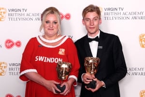 Daisy May Cooper, in a Swindon shirt, and Charlie Cooper at the Baftas in 2018.