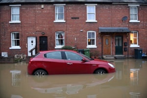 Shrewsbury: enchentes cercam um carro estacionado em frente a uma fileira de casas no oeste da Inglaterra depois que Storm Christoph trouxe fortes chuvas em todo o país.