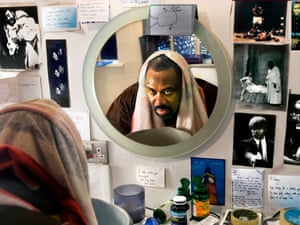 "Χτύπα πριν μπεις"- Ο διάσημος θεατρικός φωτογράφος Σ.Ανάντ "συλλαμβάνει" γνωστούς ηθοποιούς στα καμαρίνια... 20 Lenny Henry in Othello, Trafalgar Studios, London, 2009