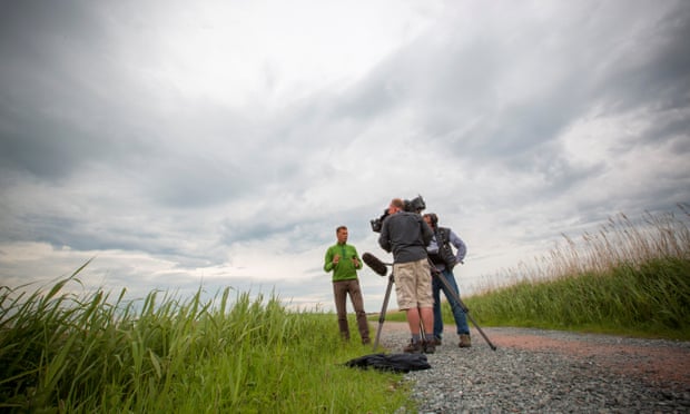 Travail de terrain… Chris Packham filme BBC Springwatch à RSPB Minsmere dans le Suffolk.