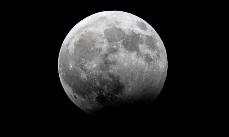 Scientists have long puzzled over when the moon’s magnetic field disappeared.