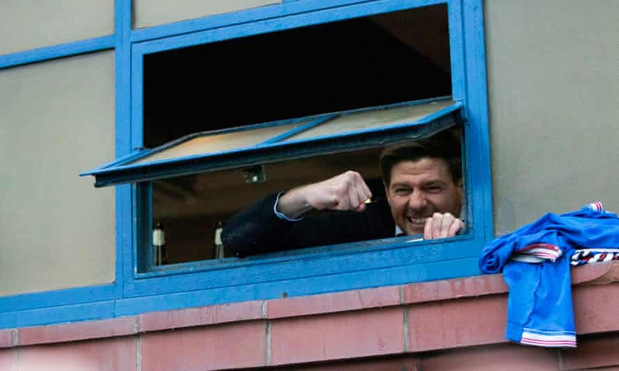 Steven Gerrard a accueilli les fans des Rangers en fête par la fenêtre du vestiaire d'Ibrox après la victoire 3-0 de samedi contre St Mirren