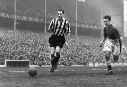 Newcastle United’s Jackie Milburn runs down the wing with the ball.