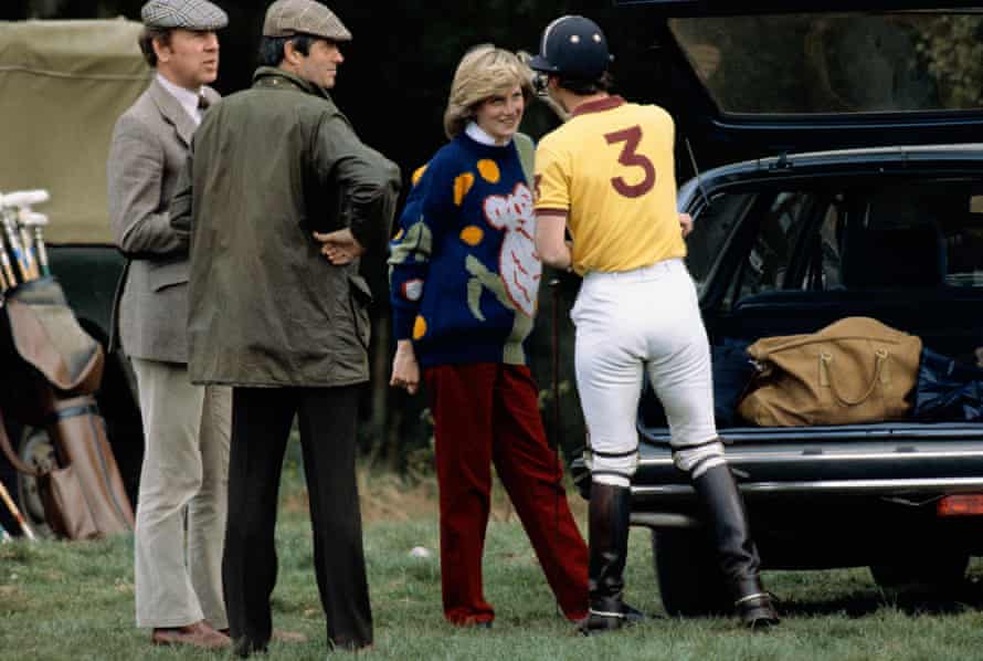 Diana enceinte, princesse de Galles, discutant avec le prince Charles, prince de Galles lors d'un match de polo, Windsor, 1er mai 1982. Diana porte un pull avec un motif koala du designer australien Jenny Kee.