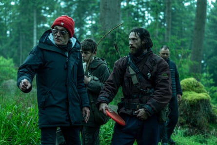 Danny Boyle directing Alfie Williams and a bearded Aaron Taylor-Johnson in a dense, brilliant green forest in 28 Years Later