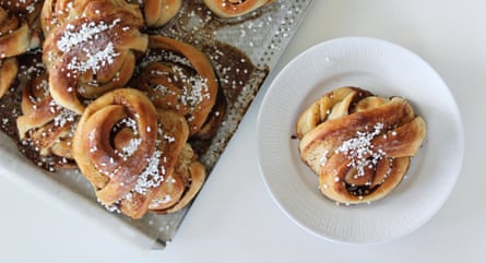 Knotted cinnamon buns sprinkled with sugar.