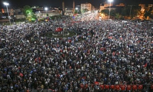 Una gran multitud se reúne en Sivas para protestar contra el intento de golpe.