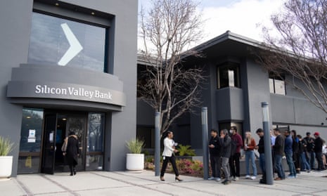 People queuing outside the headquarters of the Silicon Valley Bank last week.