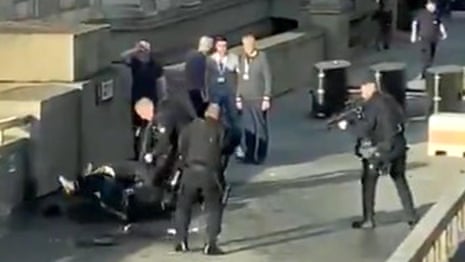 Man tackled on London Bridge before being shot dead by police - video 