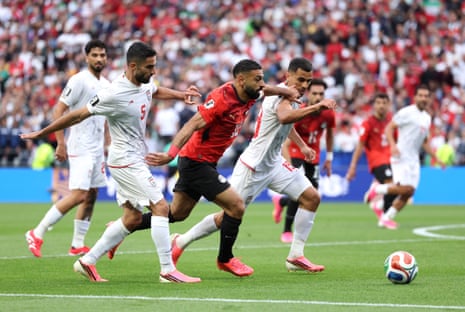 Mo Salah is crowded out by Milad Mohammadi and Ali Nemati.