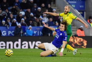 Teemu Pukki, de la ciudad de Norwich, dispara a casa para abrir el marcador.